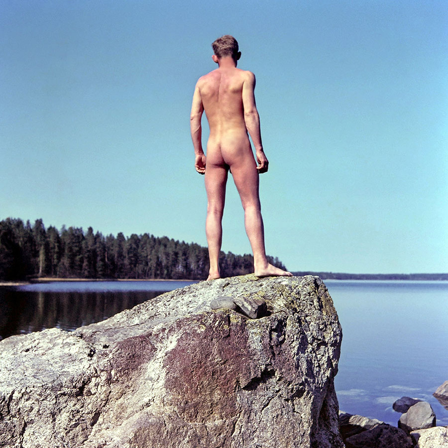 FKK, nackt und frei in der Natur - Nackter Mann bei einer Nordlandfahrt, Skandinavien